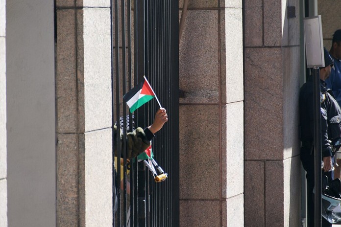 Intifada Banner Hangs from Columbia University’s Hamilton Hall, Undisturbed | The Jewish Press - JewishPress.com | Hana Levi Julian | 23 Nisan 5784 – Tuesday, April 30, 2024