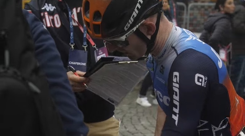 Eddie Dunbar left with cuts and pain in shoulder, hand after Giro crash
